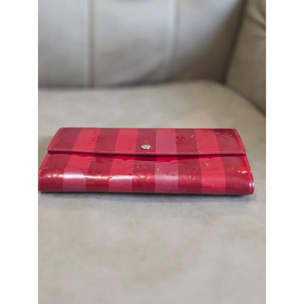 Louis Vuitton Vernis Rayures Sarah Wallet in Red Striped Patent Leather - Picture 4 of 15